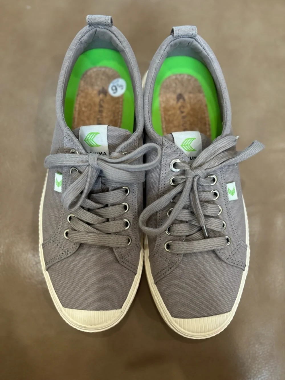 Cariuma Women’s Gray Canvas Low-Top minimalist Sneakers - Picture 2 of 7